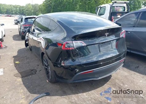 2025 Tesla Model Y Long Range Dual Motor All-Wheel Drive z USA, uszkodzony, nr VIN 7SAYGDED9SA356355